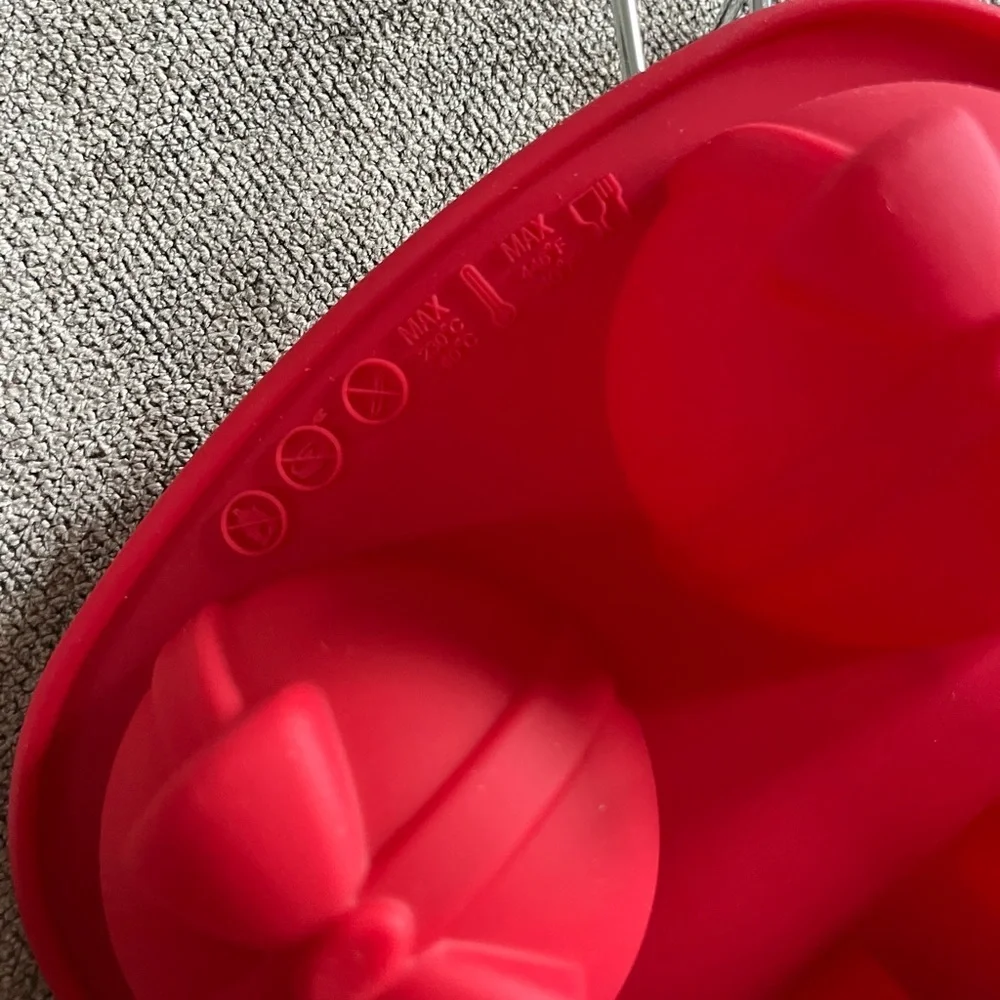 NWOT Present- Shaped Red Silicone Baking Molds with Wire Holding Tray